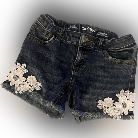 Jean shorts with lace embellishments - Picture 1 of 4